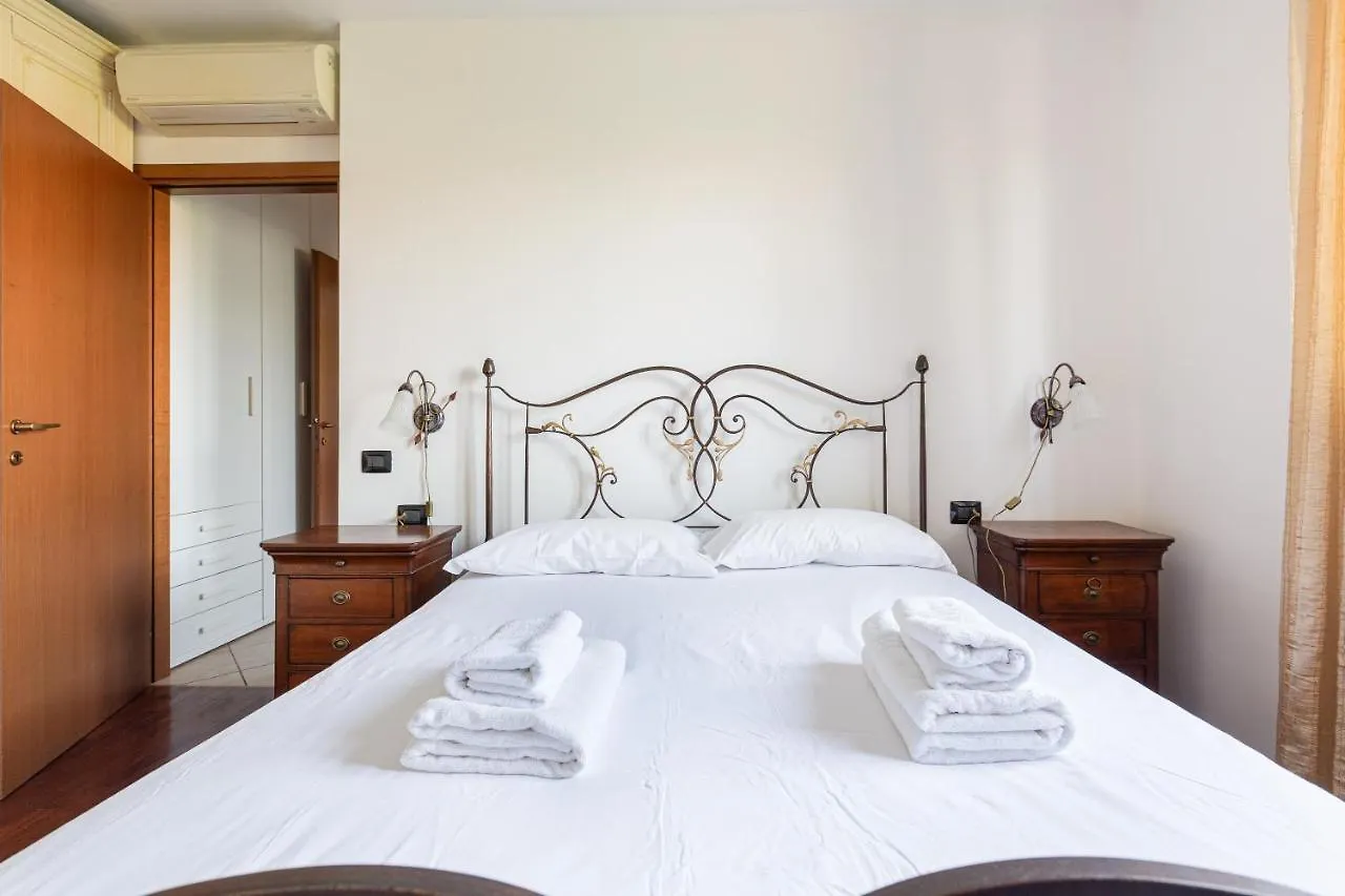 Apartment With Balcony Nearby M3 Subway Yellow Line Milano Italien