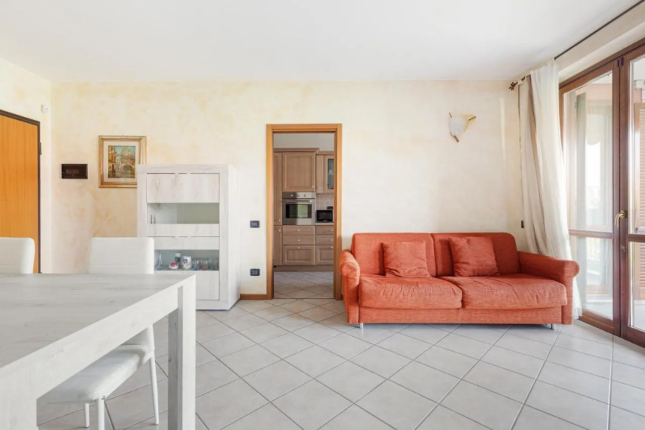 Apartment With Balcony Nearby M3 Subway Yellow Line Milano Italien
