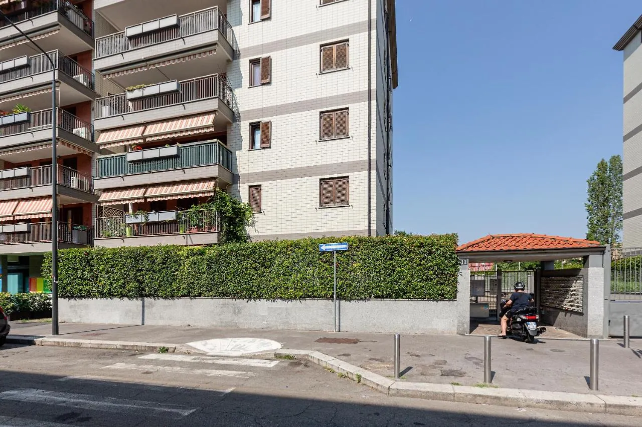 Apartment With Balcony Nearby M3 Subway Yellow Line Milano 0*,  Italien