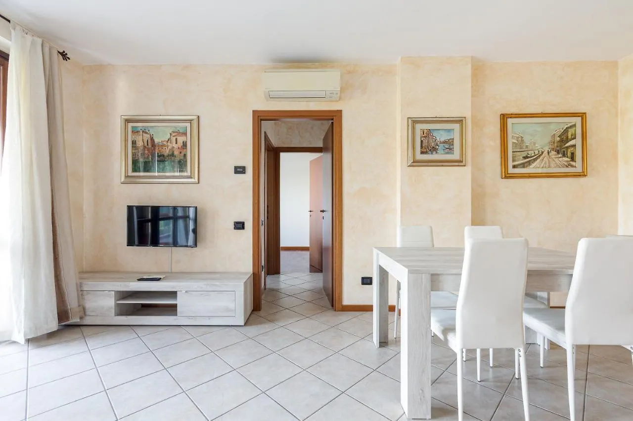 Apartment With Balcony Nearby M3 Subway Yellow Line Milano