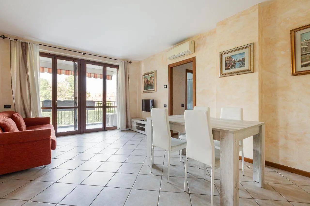 Apartment With Balcony Nearby M3 Subway Yellow Line Milano Italien