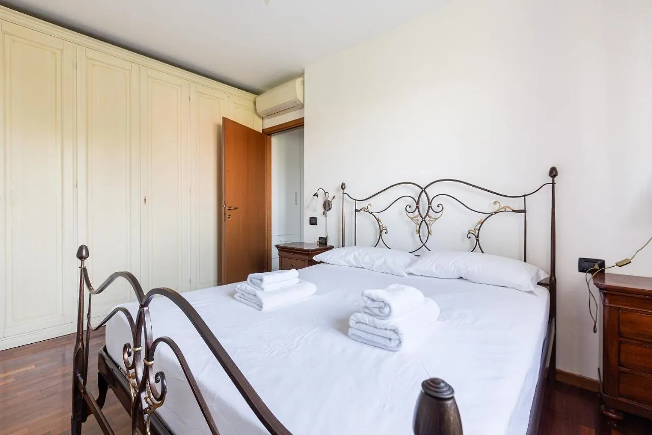 Apartment With Balcony Nearby M3 Subway Yellow Line Milano