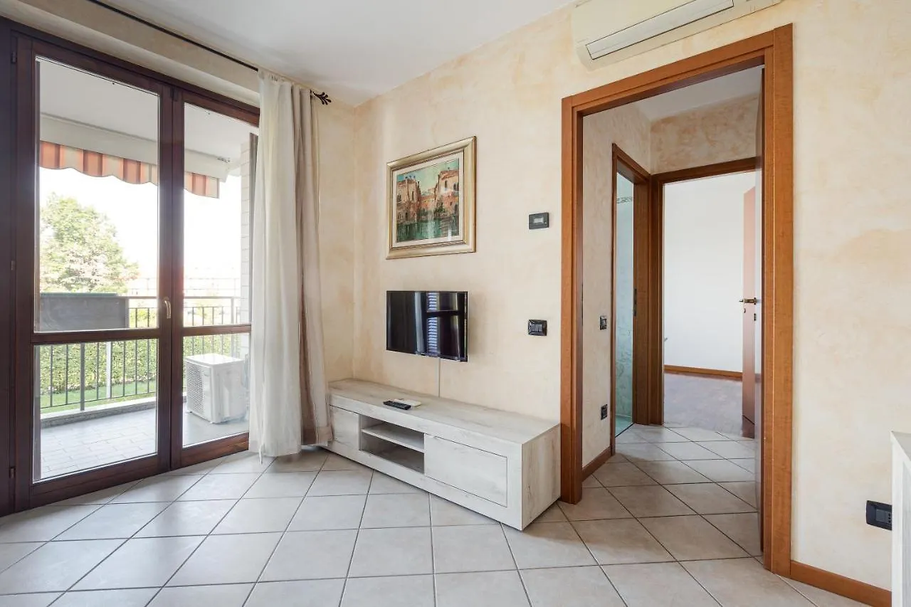 Apartment With Balcony Nearby M3 Subway Yellow Line Milano