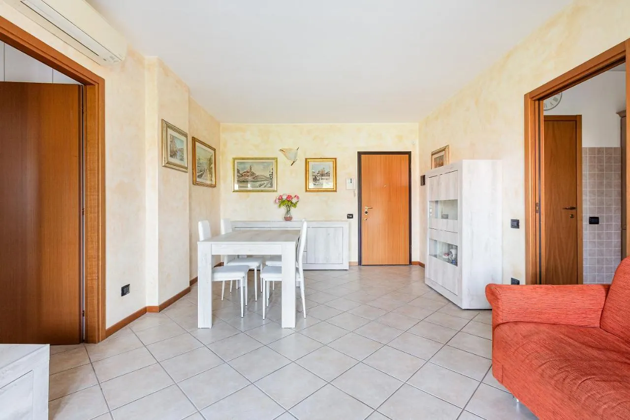 Apartment With Balcony Nearby M3 Subway Yellow Line Milano Italien