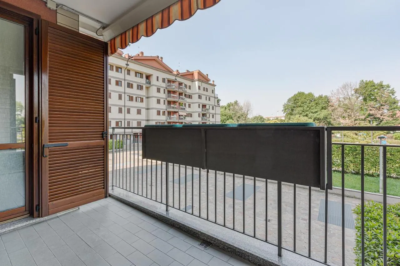 Apartment With Balcony Nearby M3 Subway Yellow Line location